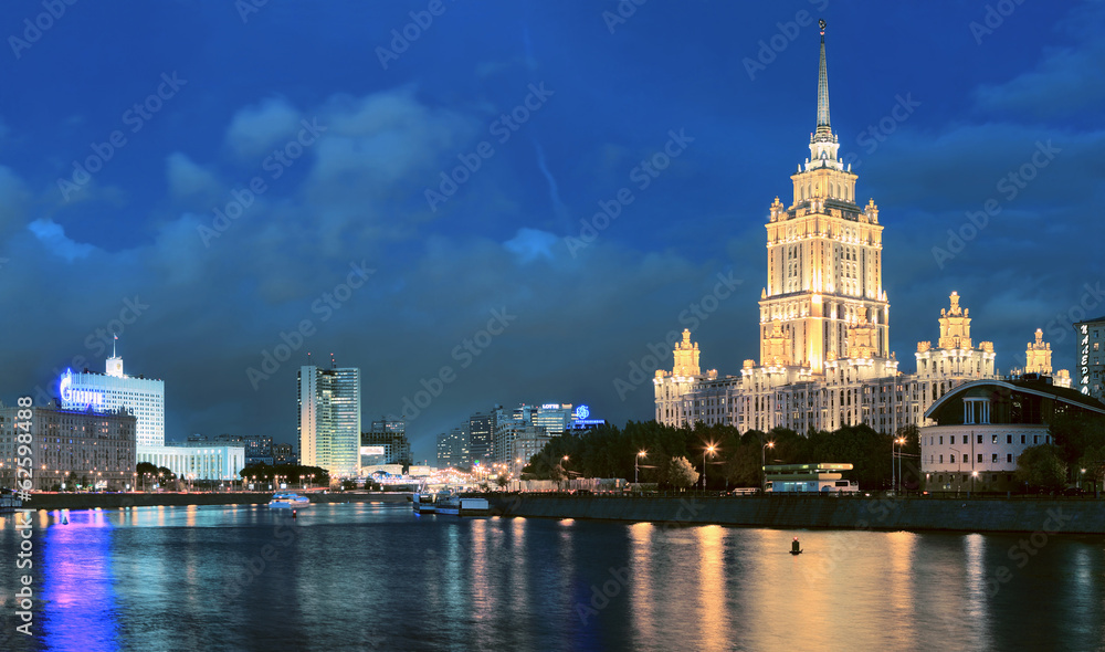 Obraz premium Moscow River. Hotel Ukraine. night