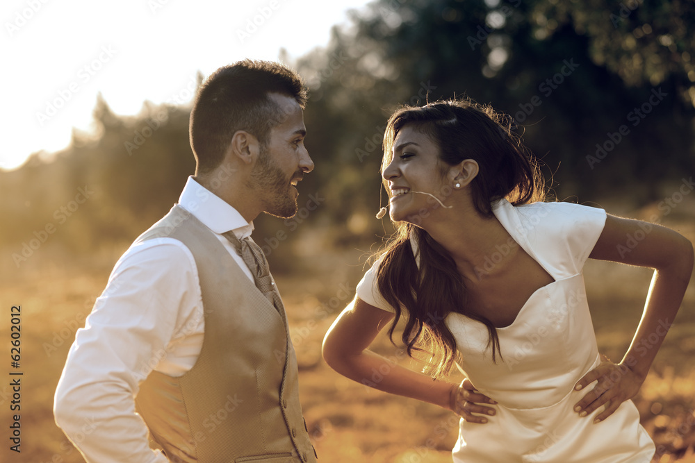 Obraz premium Just married couple in nature background