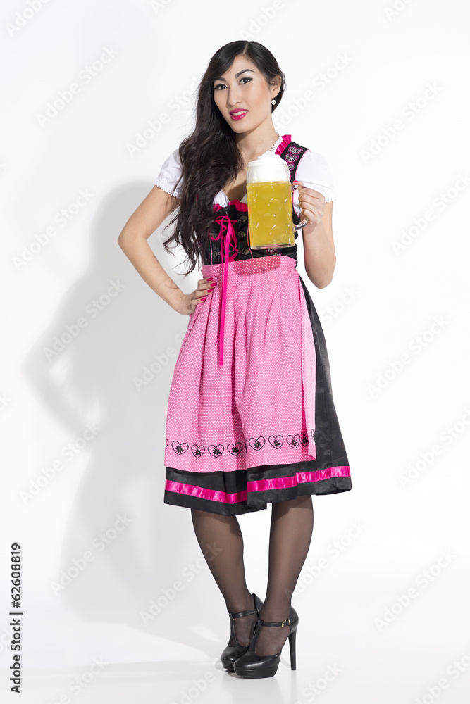Asiatin im Dirndl mit einer Maß Bier Asiatin im Dirndl mit einer Maß Bier