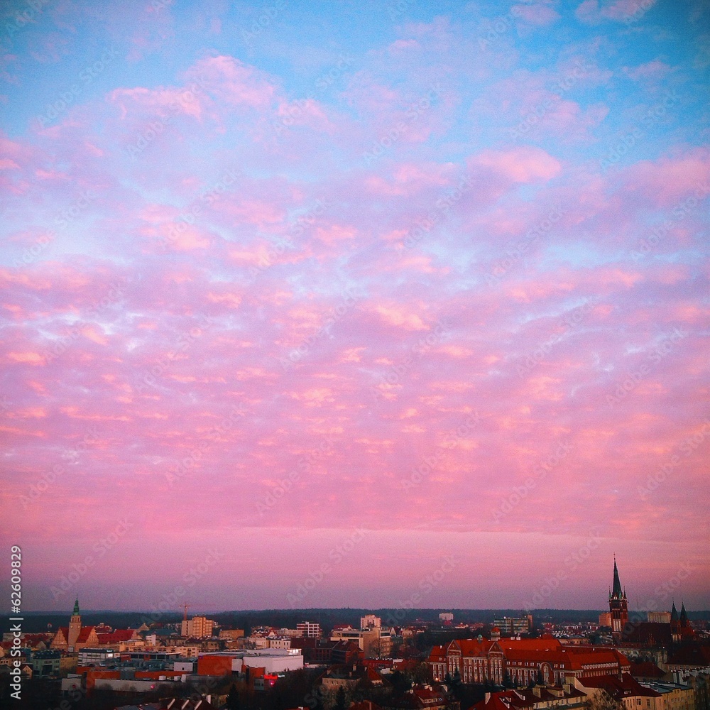 Fototapeta premium Czerwone chmury nad Olsztynem