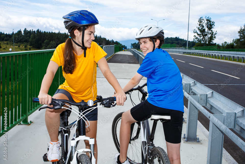 Obraz premium Healthy lifestyle - teenage girl and boy biking
