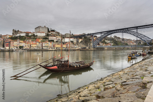 Cidade do porto com os seus Barcos Rebelo do rio Douro