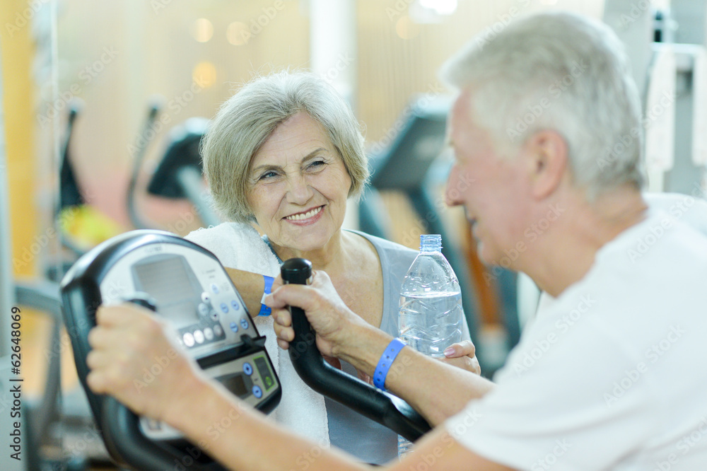 Obraz premium Elderly couple in a gym