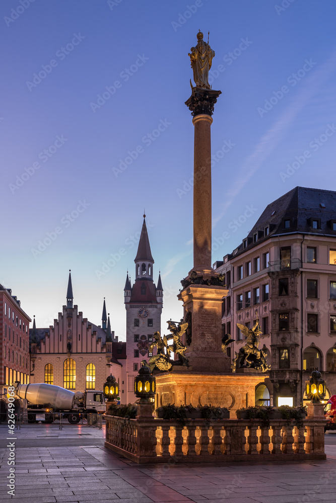 Naklejka premium Old Town Hall and Marienplatz in the Morning, Munich, Bavaria, G