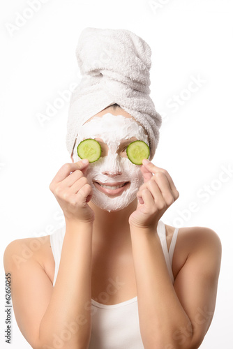 Lächelnde Frau mit einer Anti-Aging Maske