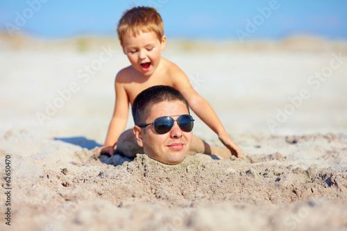 Foto family having fun on the beach