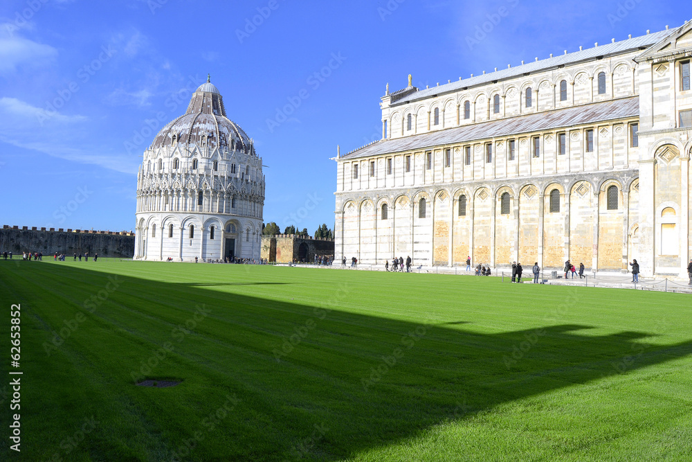 Pisa - piazza dei miracoli, veduta del battistero.
