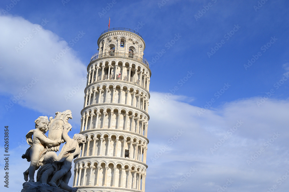 Pisa -la torre di piazza dei miracoli.