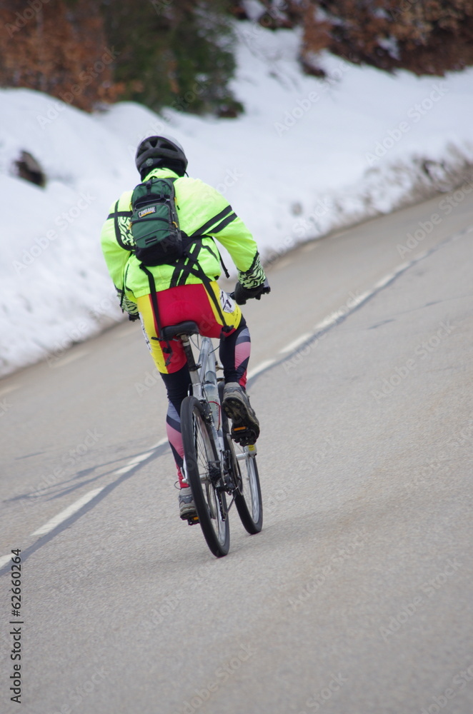 Obraz premium cycliste en hiver