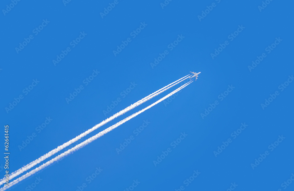 Fototapeta premium samolot odrzutowy na błękitne niebo
