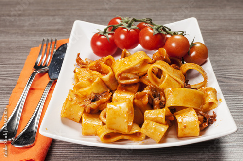 Pasta al sugo di pomodoro con calamari photo