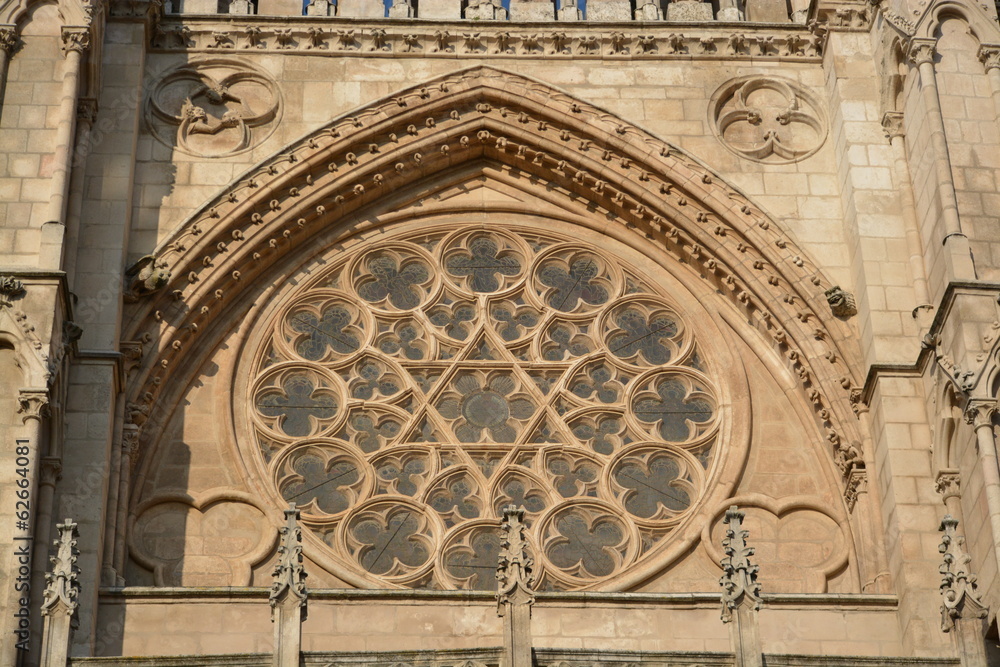 Detalle de la vidriera de la fachada de la Catedral de Burgos