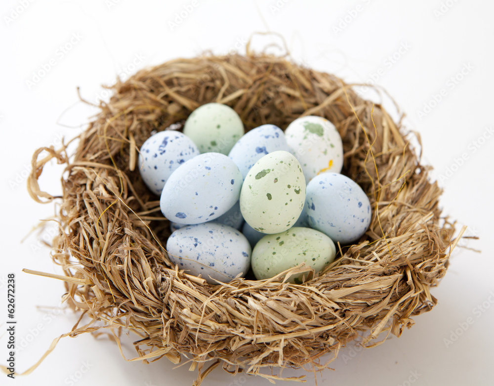 petits oeufs en chocolat dans un nid petits oeufs en chocolat dans un nid