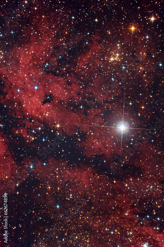 Nebulosa rossa nel cielo di notte #62674890