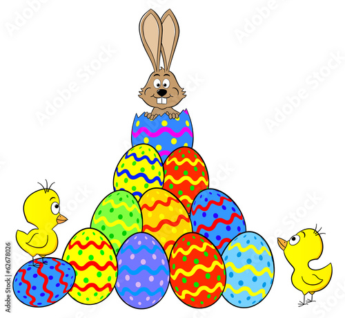 Osterhase schlüpft aus einem Osterei