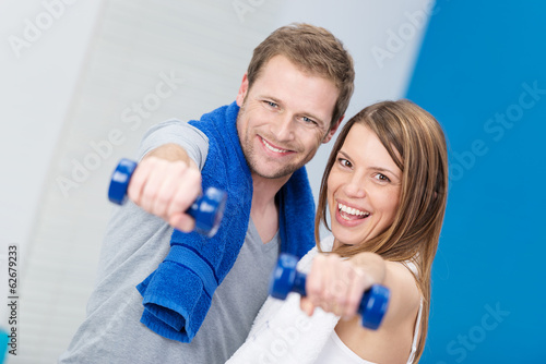 glückliches junge paar beim fitness-training