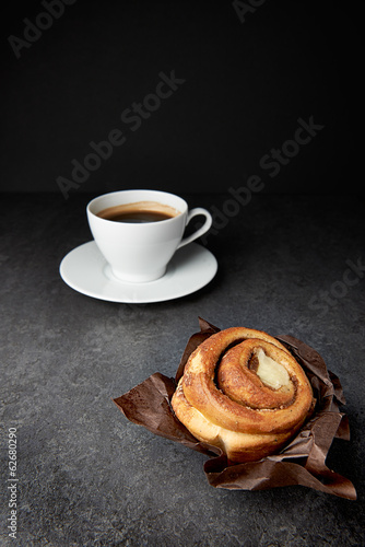 Obraz na płótnie Fresh Sweet Cinnamon Roll and coffee w salonie