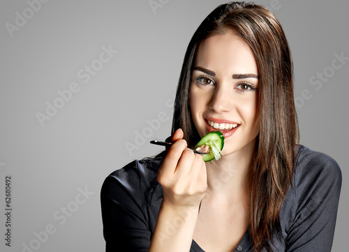 Obraz na płótnie Young woman eating salad w salonie