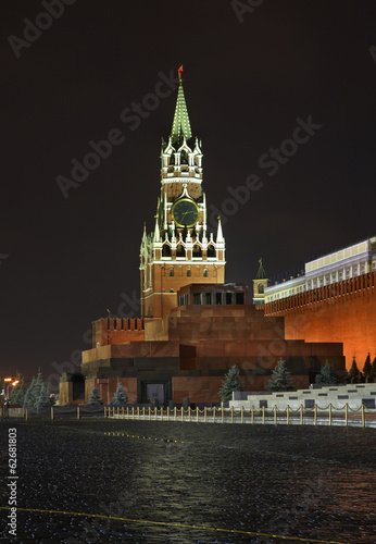 Спасская башня и мавзолей Ленина на Красной площади в Москве