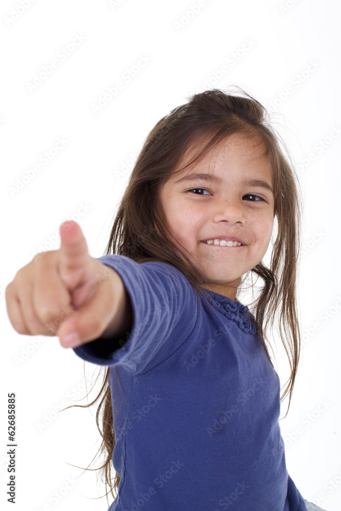 enfant pointe du doigt avec sourire malicieux enfant pointe du doigt avec sourire malicieux