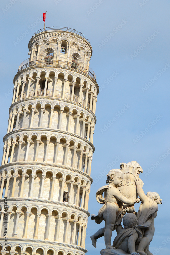 Pisa - piazza dei miracoli, la torre e i putti