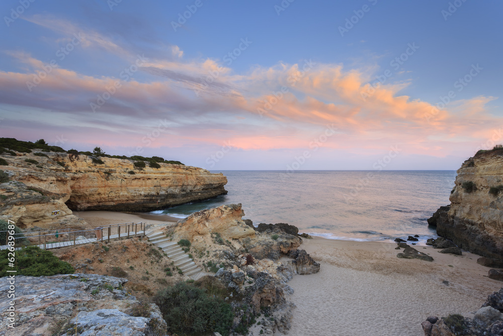 Albandeira é uma praia do Algarve em Portugal