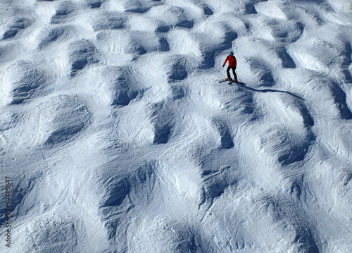Foto Skiläufer auf einer Buckelpiste