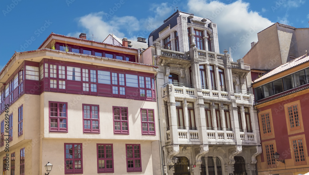Obraz premium colored houses in the old town of Oviedo, Spain