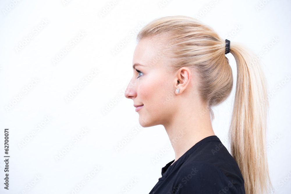 Schöne Blondine im Profil vor weißem Hintergrund Schöne Blondine im Profil vor weißem Hintergrund