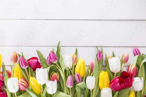 Tulpen auf weissem Holztisch