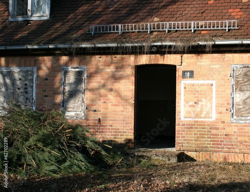 Eingang verlassenes Gebäude photo