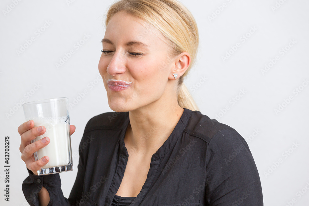 Schöne Blondine vor weißem Hintergrund Schöne Blondine vor weißem Hintergrund