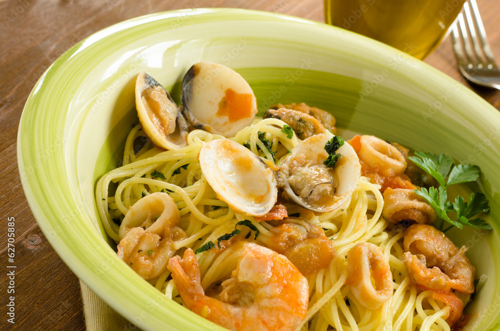 Spaghetti con frutti di mare, Cucina Mediterranea Spaghetti con frutti di mare, Cucina Mediterranea