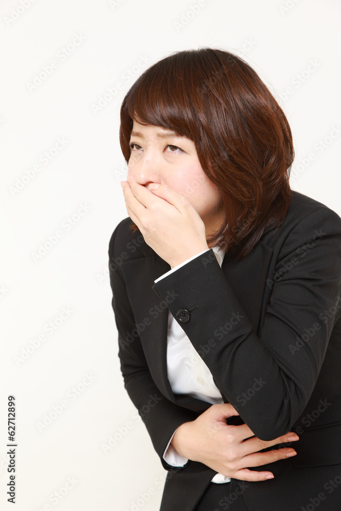 吐き気に苦しむビジネスウーマン