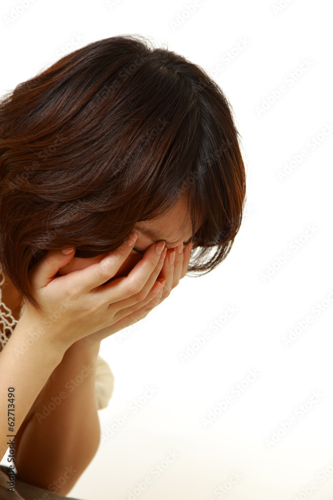 悲しみに暮れる女性悲