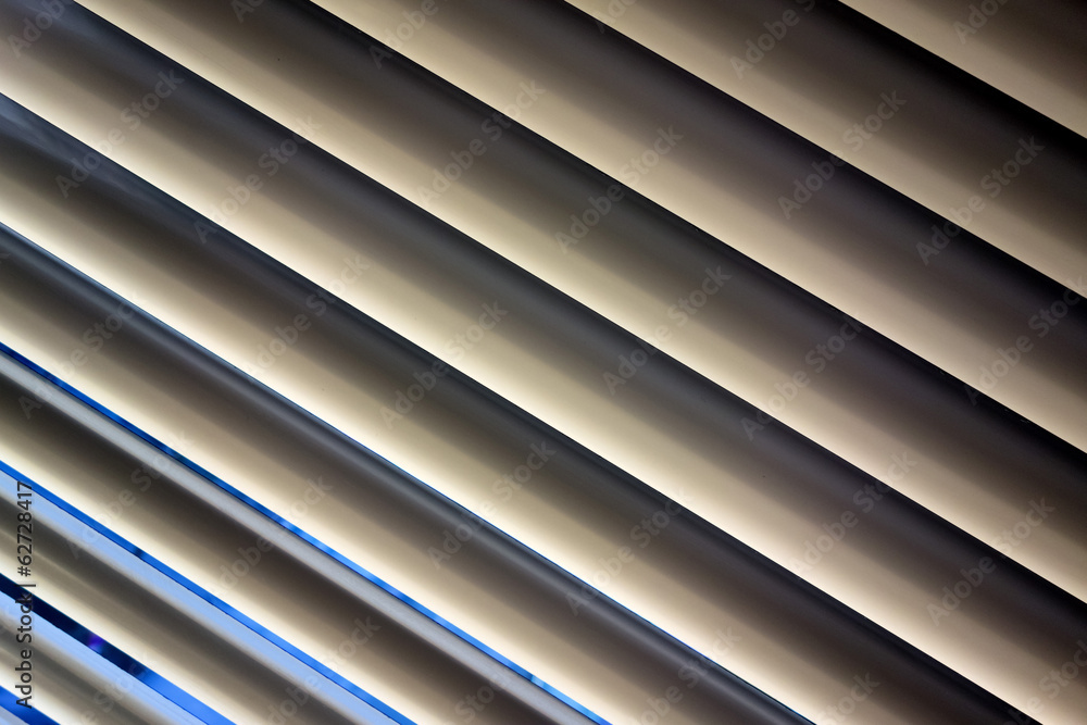 Jalousien als Sonnenschutz am Fenster Jalousien als Sonnenschutz am Fenster