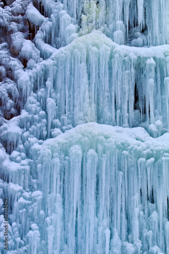 Gefrorener Wasserfall im Winter