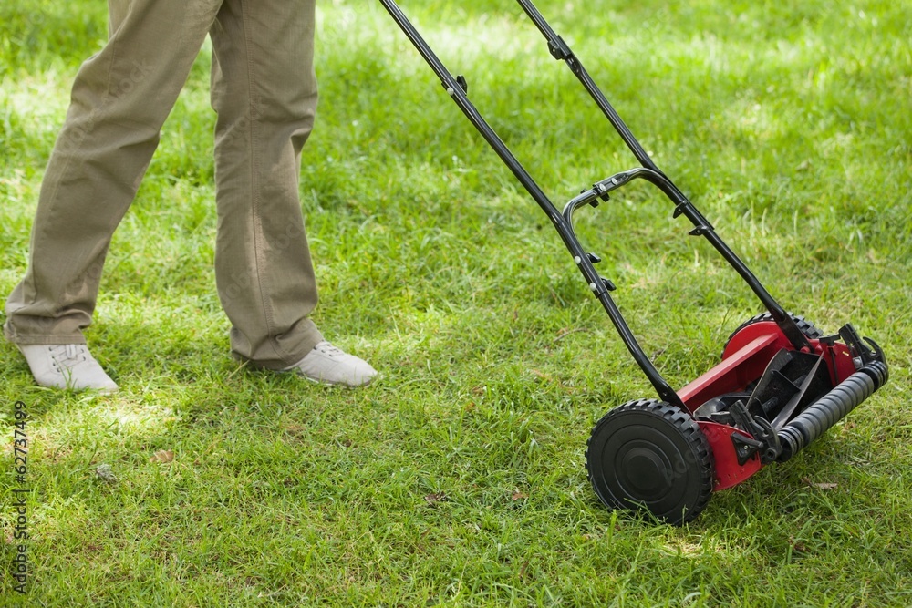 Obraz premium Person moving the lawn
