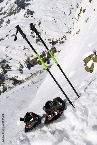 Racchette da neve e bacchette photo