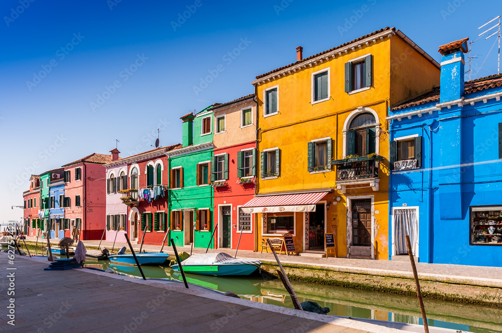 Canal et ses façades typiques sur l'île de Burano à Venise en Vénétie, Italie