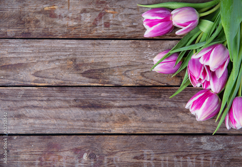 Naklejka premium tulips on an old rustic wooden background