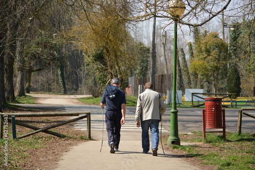 Dos hombres con baston caminando