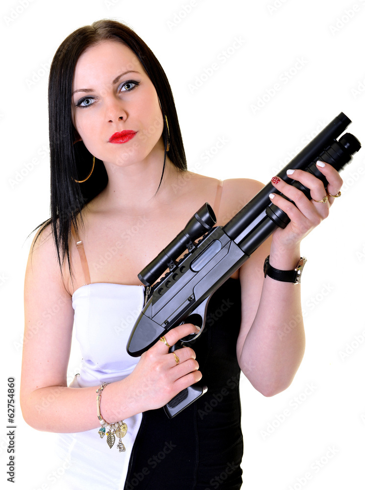 Jolie jeune femme avec une arme de poing