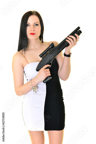 Une femme tient une arme à feu