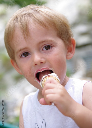 enfant mangeant une glace