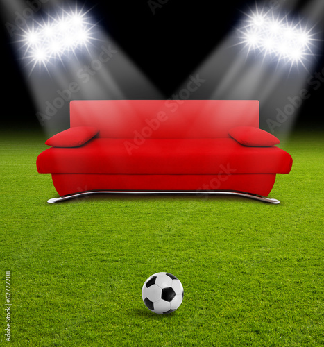 Rote Couch im Fußballstadion