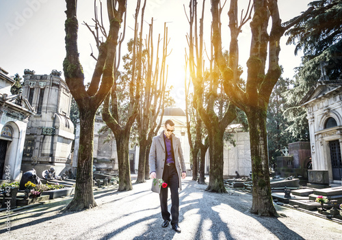 Canvas Print widower walks in the cemetery