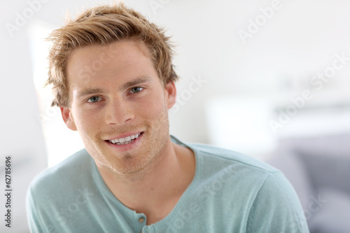 Foto Portrait of young handsome man