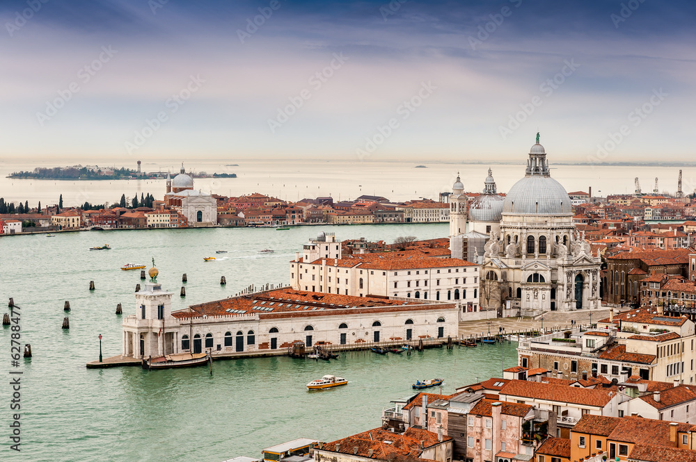 Santa Maria della Salute depuis le campanile place Saint Marc et La lagune à Venise en Vénétie, Italie