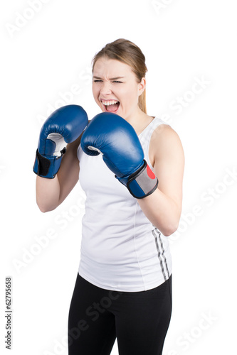 Frau mit Boxhandschuhen schreit